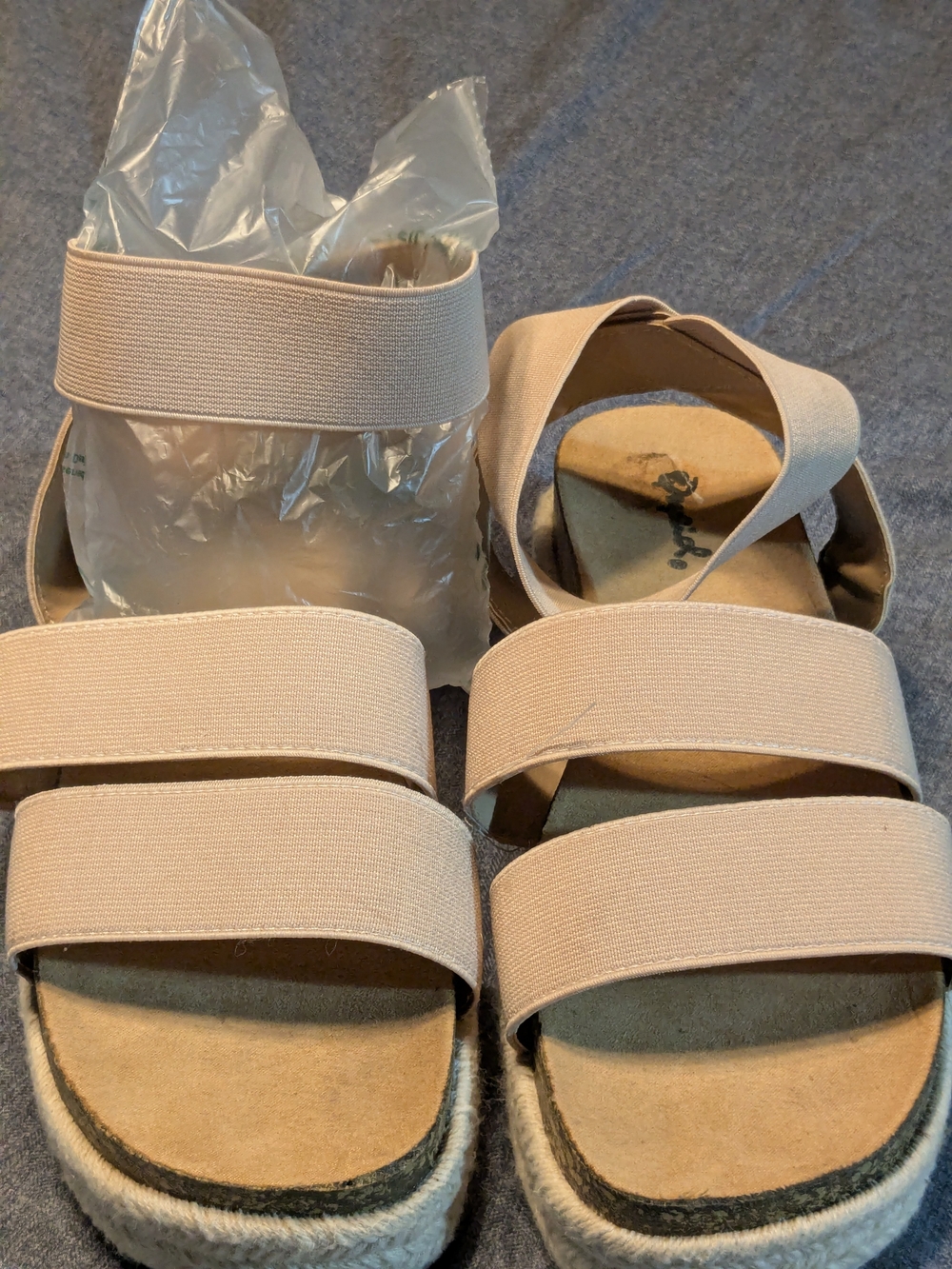 Qupid Women’s Elastic Strap Platform Sandals in Light Pink. Size 6